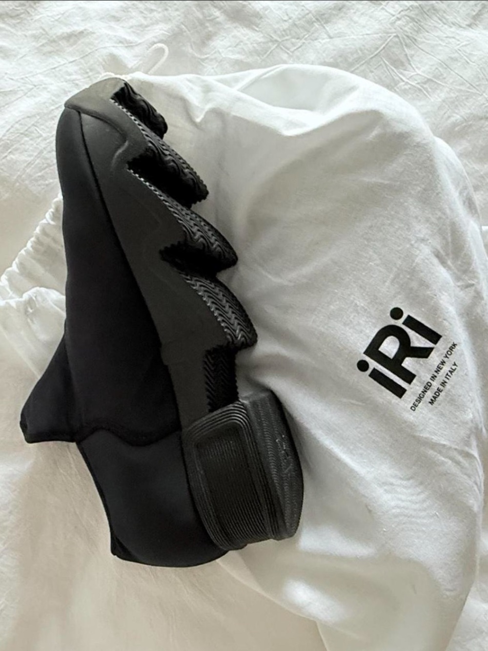 iRi Black Men’s Sneaker – Streamlined Urban Style